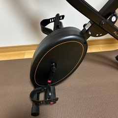 背もたれ・机付きエアロバイクの画像