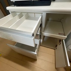 美品先着順⭐︎食器棚、コンセント3口有 の画像