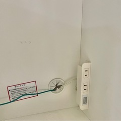 美品先着順⭐︎食器棚、コンセント3口有 の画像