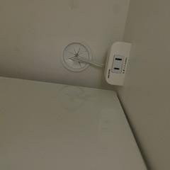 美品先着順⭐︎食器棚、コンセント3口有 の画像