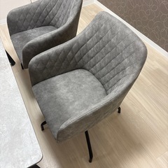 ダイニングテーブルとイス2脚の画像
