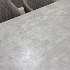 ダイニングテーブルとイス2脚の画像