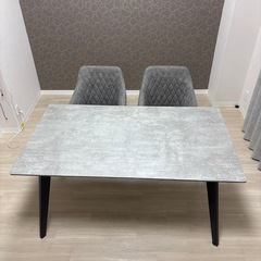 ダイニングテーブルとイス2脚の画像