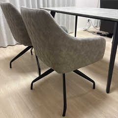 ダイニングテーブルとイス2脚の画像