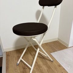 カインズ　折りたたみ背付きメッシュチェア ブラウンの画像