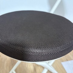 カインズ　折りたたみ背付きメッシュチェア ブラウンの画像