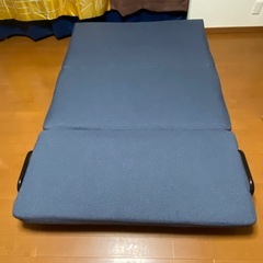 二人掛けソファーベッド、濃い青色
の画像