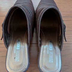 ブラウン ストラップ付き ミュール 合成皮革の画像