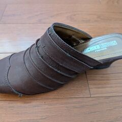 ブラウン ストラップ付き ミュール 合成皮革の画像