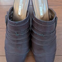 ブラウン ストラップ付き ミュール 合成皮革の画像