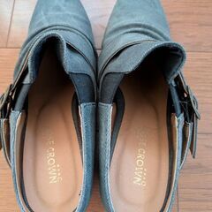 ROSE CROWN バックル付きストラップ スリングバックブーティの画像