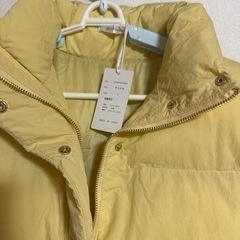 淡い黄色 ダウンベスト Fサイズの画像