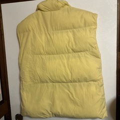 淡い黄色 ダウンベスト Fサイズの画像