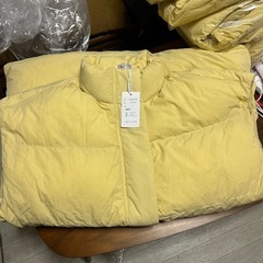 淡い黄色 ダウンベスト Fサイズの画像