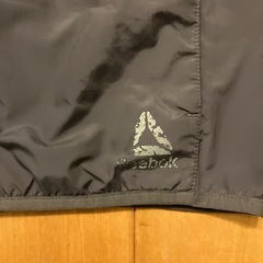 Reebok グレー ウィンドブレーカーの画像