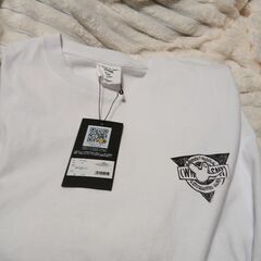 What　it　isnt 　　Tシャツの画像