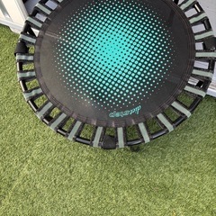 キックボード、トランポリン、ホッピング、水鉄砲、バスケットボールの画像