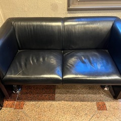 【くたびれた2人掛け合皮ソファー】の画像