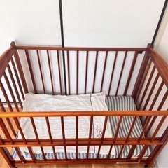 カトージ ベビーベッドの画像
