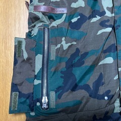 HOLDEN カモフラ　ナイロンジャケット　XL(Mサイズ表記)の画像
