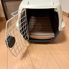 イタリア製ペットキャリー　ペット用ケージ、キャリーケース　頑丈、良品の画像