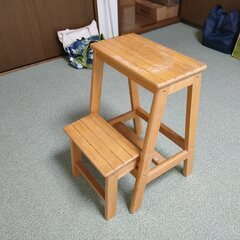 脚立にもなる椅子の画像