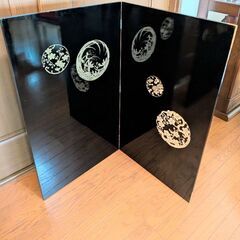 塗りと金具細工が美しい玉鳳作　黒塗り屏風（２枚）の画像