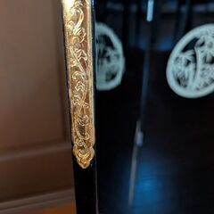 塗りと金具細工が美しい玉鳳作　黒塗り屏風（２枚）の画像