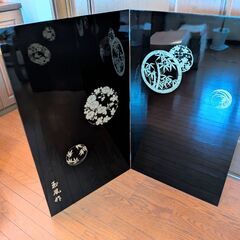 塗りと金具細工が美しい玉鳳作　黒塗り屏風（２枚）の画像