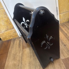 マガジンラック 木製 アンティーク 百合の紋章の画像