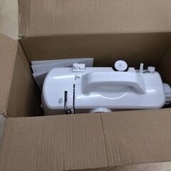 1回使用　ほぼ未使用　コンパクト　ミシンの画像