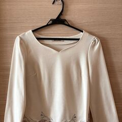 ◆1,000円◆ファー付きシャツ（ファーは取り外し可能）◆白◆Mサイズ◆美品◆①の画像