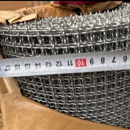 網目を四角形の形に編まれた金網