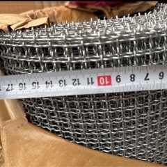 網目を四角形の形に編まれた金網の画像