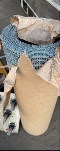 網目を四角形の形に編まれた金網