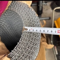 網目を四角形の形に編まれた金網の画像