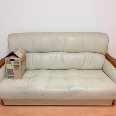 大きな革張りの
3人掛けソファの画像