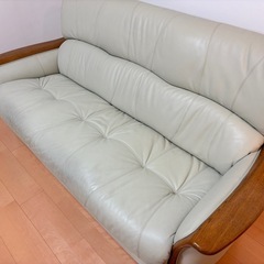 大きな革張りの
3人掛けソファの画像