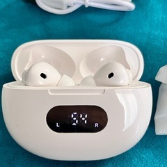 【新品未使用】ワイヤレスイヤホン Bluetooth 充電ケース付き ホワイトの画像