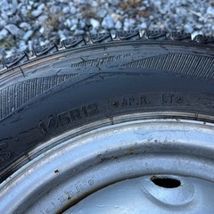 スタッドレスタイヤ、ホイール付きの画像