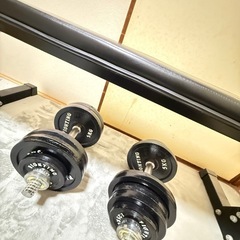 ベンチ台、ダンベルのセットの画像