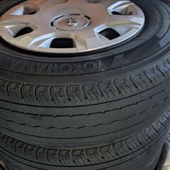 ハイエース２００系　タイヤ　２本　鉄ホイール付きの画像