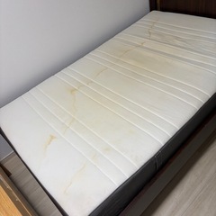 IKEAベッドフレームとマットレスの画像