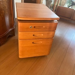 （お話中）学習机と袖机セットの画像