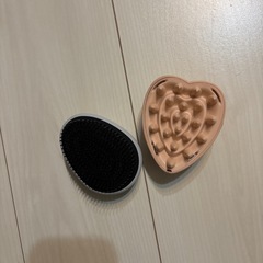 リファ頭皮ブラシ、他一点頭皮ブラシの画像