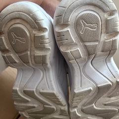 PUMA 厚底スニーカーの画像