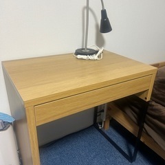 デスクと椅子セットの画像