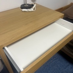 デスクと椅子セットの画像