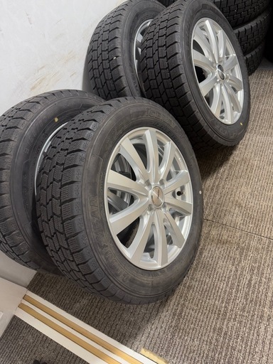 aqua,fit,noteスタッドレスタイヤ２０２２年１５インチ