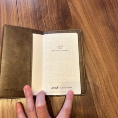 ANAのカレンダー、手帳、ペンセットです。 ANAのプレミアムメンバー用ステーショナリーの画像